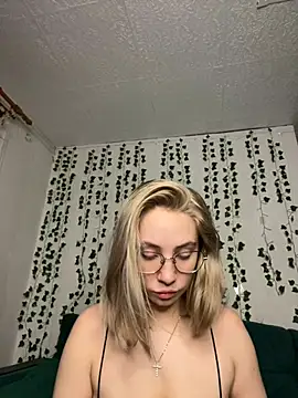 Snapshot of Kitty_Katrine chatting on 03/21/25, 06:40 Kitty Katrine online show from 03/21/25, 06:40