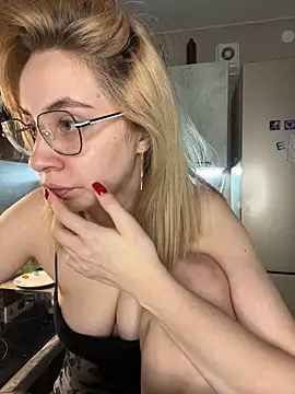 Snapshot of Kitty_Katrine chatting on 10/27/25, 01:37 Kitty Katrine online show from 10/27/25, 01:37