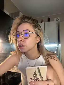 Snapshot of Kitty_Katrine chatting on 12/18/25, 02:45 Kitty Katrine online show from 12/18/25, 02:45