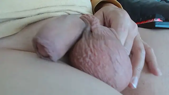 Snapshot of Heracles00 chatting on 10/22/25, 12:27 Heracles00 online show from 10/22/25, 12:27