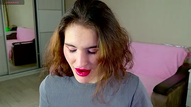 Snapshot of FridaCure chatting on 01/05/25, 01:45 FridaCure online show from 01/05/25, 01:45