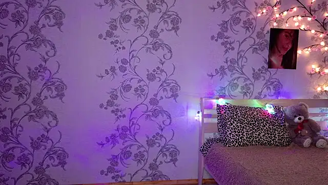 Snapshot of FridaCure chatting on 11/26/25, 06:53 FridaCure online show from 11/26/25, 06:53