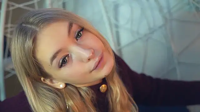 Snapshot of FlairCunard chatting on 12/18/24, 02:49 FlairCunard online show from 12/18/24, 02:49