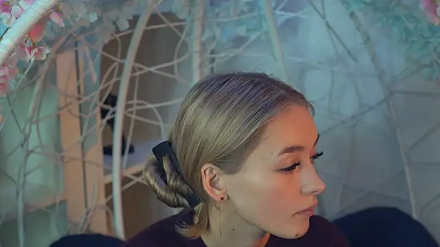 Snapshot of FlairCunard chatting on 12/18/24, 05:52 FlairCunard online show from 12/18/24, 05:52