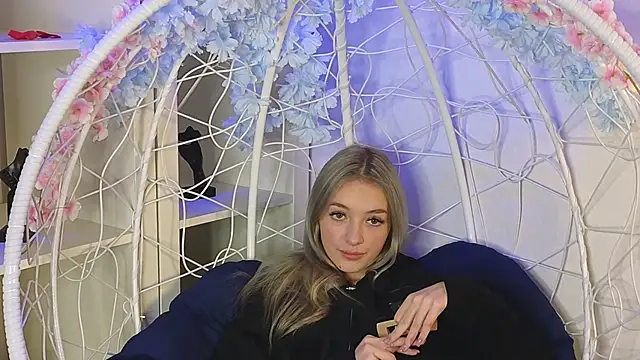 Snapshot of FlairCunard chatting on 12/27/24, 09:00 FlairCunard online show from 12/27/24, 09:00