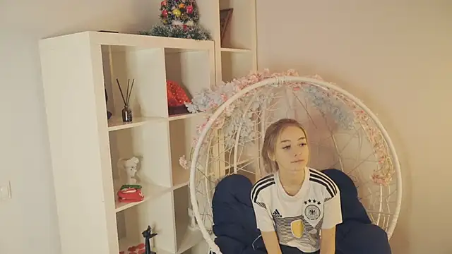 Snapshot of FlairCunard chatting on 01/13/25, 05:44 FlairCunard online show from 01/13/25, 05:44