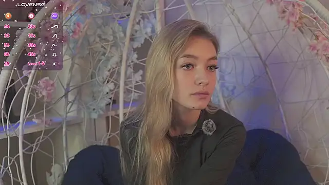 Snapshot of FlairCunard chatting on 02/11/25, 06:33 FlairCunard online show from 02/11/25, 06:33