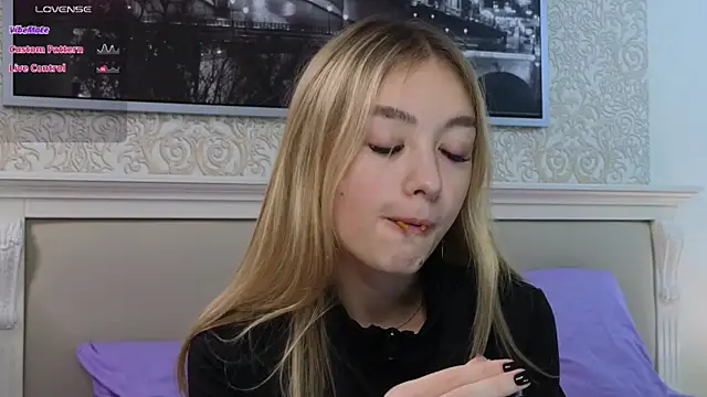 Snapshot of FlairCunard chatting on 02/22/25, 08:20 FlairCunard online show from 02/22/25, 08:20