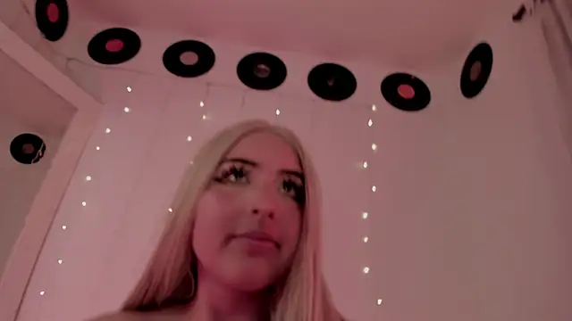 Snapshot of _dahian14_ chatting on 10/20/25, 04:24 dahian14 online show from 10/20/25, 04:24