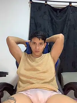 Snapshot of Aangelhot chatting on 01/18/25, 01:41 Aangelhot online show from 01/18/25, 01:41