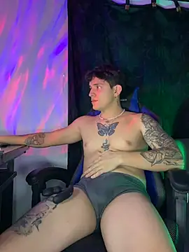 Snapshot of Aangelhot chatting on 02/19/25, 01:40 Aangelhot online show from 02/19/25, 01:40