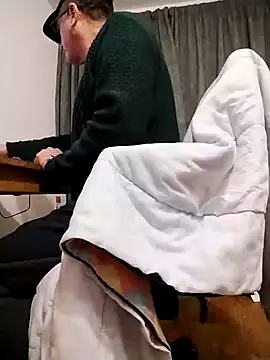 Snapshot of 25mitch chatting on 11/23/25, 08:08 25mitch online show from 11/23/25, 08:08