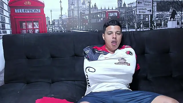 Snapshot of threesome_sexy_hot chatting on 01/03/25, 01:14 threesome sexy hot online show from 01/03/25, 01:14