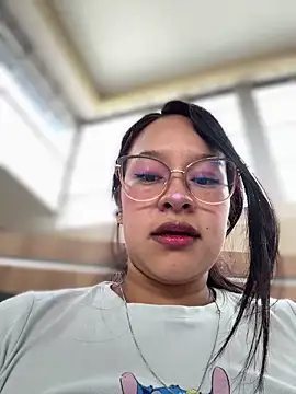 Snapshot of Liulee chatting on 12/16/25, 04:34 Liulee online show from 12/16/25, 04:34