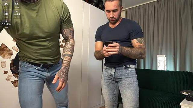 Snapshot of Alex_xxx chatting on 10/20/25, 01:33 Alex xxx online show from 10/20/25, 01:33