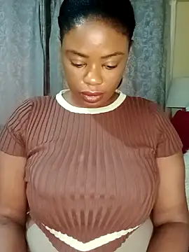 Snapshot of Luciouslips00 chatting on 11/17/25, 03:51 Luciouslips00 online show from 11/17/25, 03:51