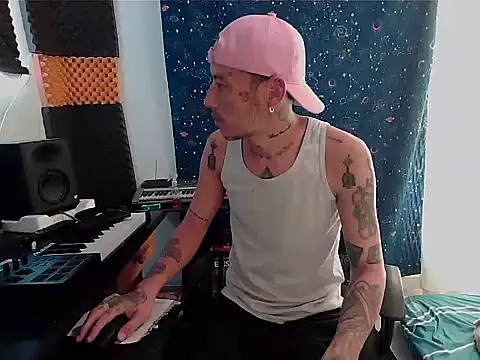 Snapshot of patrik_tattoo_ chatting on 01/10/25, 04:20 patrik tattoo online show from 01/10/25, 04:20