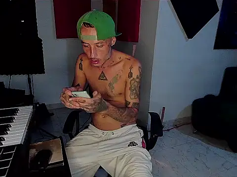 Snapshot of patrik_tattoo_ chatting on 11/15/25, 09:28 patrik tattoo online show from 11/15/25, 09:28