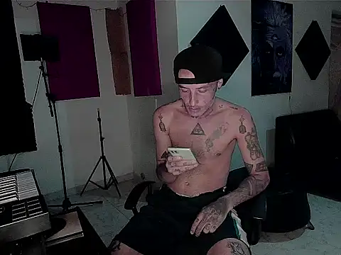 Snapshot of patrik_tattoo_ chatting on 11/22/25, 02:10 patrik tattoo online show from 11/22/25, 02:10