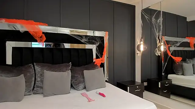 emilie xx  online show from 10/27/25, 09:30