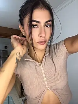 emilie xx  online show from 05/06/26, 03:17