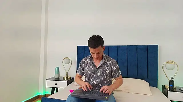 Andrewfalcon online show from 03/11/25, 07:14