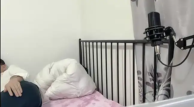 Snapshot of TGH521 chatting on 01/11/25, 12:33 TGH521 online show from 01/11/25, 12:33