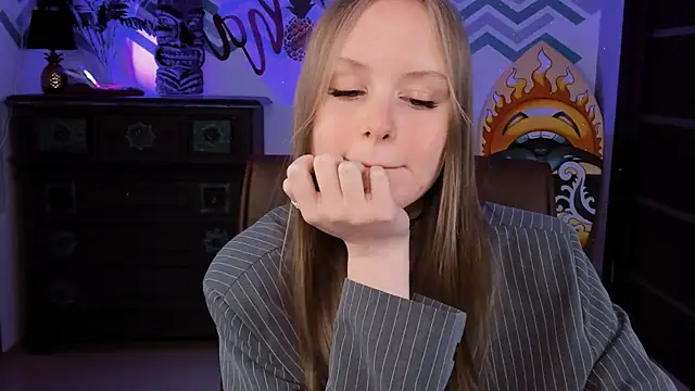 Snapshot of VivienLeeigh chatting on 02/23/25, 06:23 VivienLeeigh online show from 02/23/25, 06:23