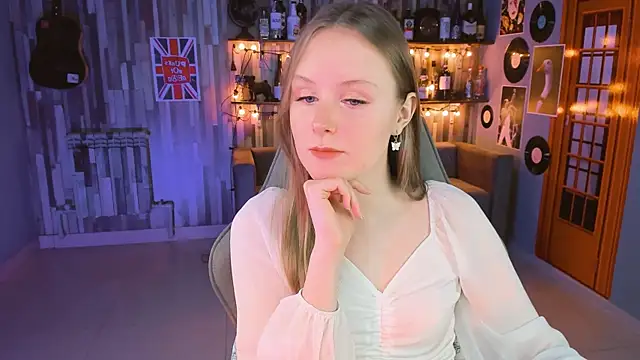 Snapshot of VivienLeeigh chatting on 03/18/25, 10:37 VivienLeeigh online show from 03/18/25, 10:37