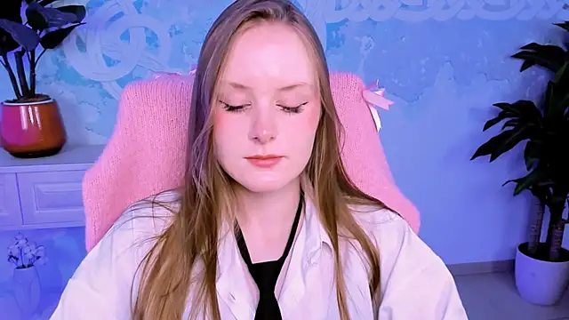 Snapshot of VivienLeeigh chatting on 10/13/25, 01:44 VivienLeeigh online show from 10/13/25, 01:44