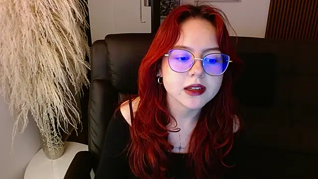 Snapshot of crimson_tati_ chatting on 12/13/24, 07:25 crimson tati online show from 12/13/24, 07:25