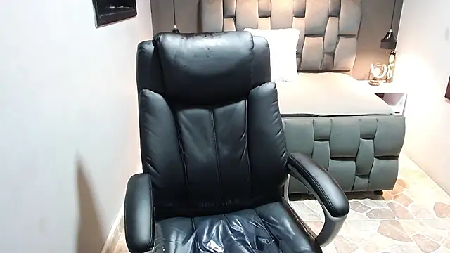 Snapshot of crimson_tati_ chatting on 12/27/24, 08:13 crimson tati online show from 12/27/24, 08:13