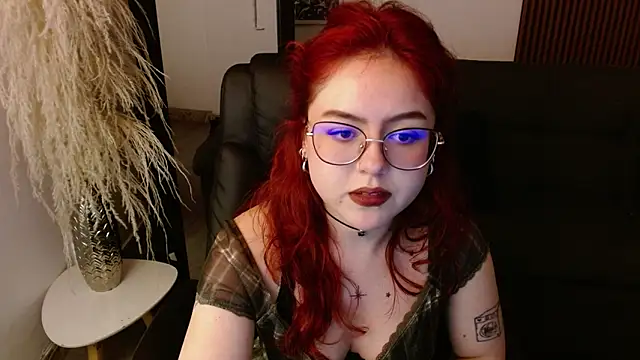 Snapshot of crimson_tati_ chatting on 12/29/24, 09:17 crimson tati online show from 12/29/24, 09:17