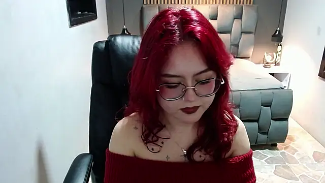 Snapshot of crimson_tati_ chatting on 12/31/24, 12:21 crimson tati online show from 12/31/24, 12:21