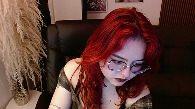 Snapshot of crimson_tati_ chatting on 01/14/25, 04:36 crimson tati online show from 01/14/25, 04:36