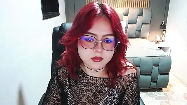 Snapshot of crimson_tati_ chatting on 01/19/25, 05:37 crimson tati online show from 01/19/25, 05:37