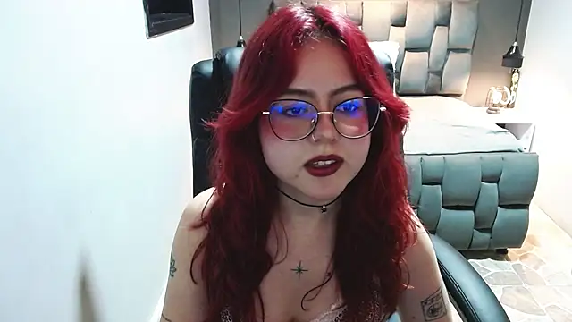 Snapshot of crimson_tati_ chatting on 01/19/25, 08:39 crimson tati online show from 01/19/25, 08:39