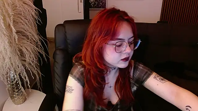 Snapshot of crimson_tati_ chatting on 01/22/25, 03:41 crimson tati online show from 01/22/25, 03:41