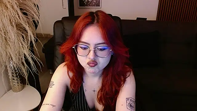 Snapshot of crimson_tati_ chatting on 02/06/25, 04:21 crimson tati online show from 02/06/25, 04:21