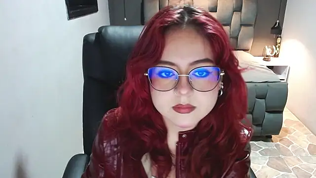 Snapshot of crimson_tati_ chatting on 02/13/25, 04:22 crimson tati online show from 02/13/25, 04:22