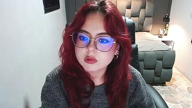 Snapshot of crimson_tati_ chatting on 02/13/25, 07:35 crimson tati online show from 02/13/25, 07:35