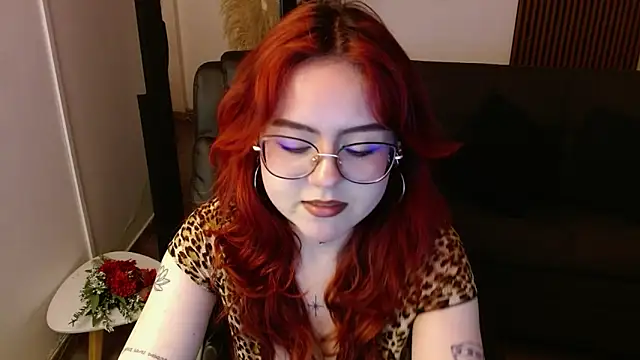 Snapshot of crimson_tati_ chatting on 02/16/25, 08:21 crimson tati online show from 02/16/25, 08:21