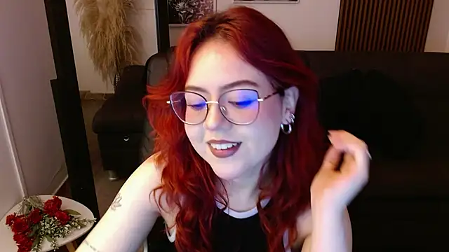 Snapshot of crimson_tati_ chatting on 02/21/25, 05:24 crimson tati online show from 02/21/25, 05:24