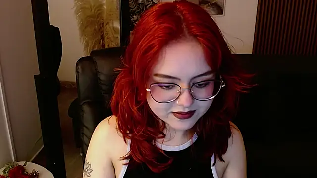 Snapshot of crimson_tati_ chatting on 03/15/25, 12:24 crimson tati online show from 03/15/25, 12:24