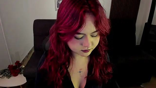 Snapshot of crimson_tati_ chatting on 09/19/25, 04:03 crimson tati online show from 09/19/25, 04:03