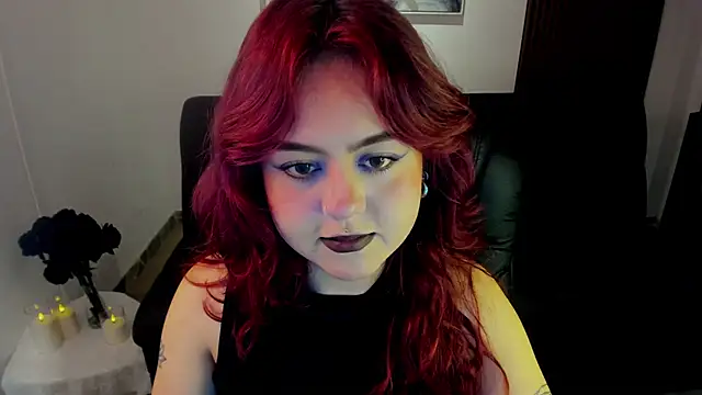 Snapshot of crimson_tati_ chatting on 10/22/25, 04:24 crimson tati online show from 10/22/25, 04:24