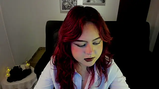 Snapshot of crimson_tati_ chatting on 10/23/25, 04:12 crimson tati online show from 10/23/25, 04:12