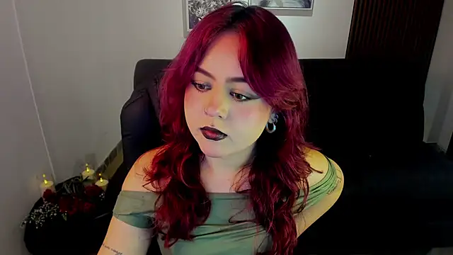 Snapshot of crimson_tati_ chatting on 10/26/25, 04:29 crimson tati online show from 10/26/25, 04:29