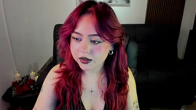 Snapshot of crimson_tati_ chatting on 10/31/25, 04:13 crimson tati online show from 10/31/25, 04:13