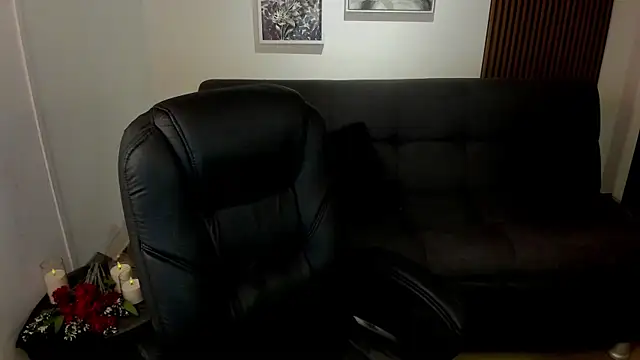 Snapshot of crimson_tati_ chatting on 11/19/25, 04:23 crimson tati online show from 11/19/25, 04:23